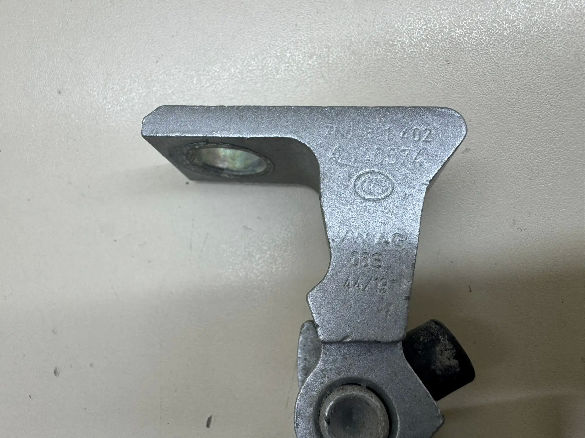 Петля двери Volkswagen Polo (MK5) 2011-2020