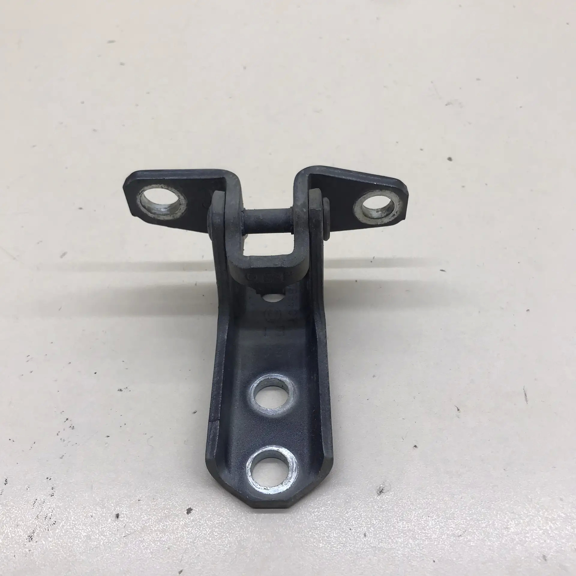 Петля двери передней левой нижняя Mitsubishi Outlander (GF) 2012>