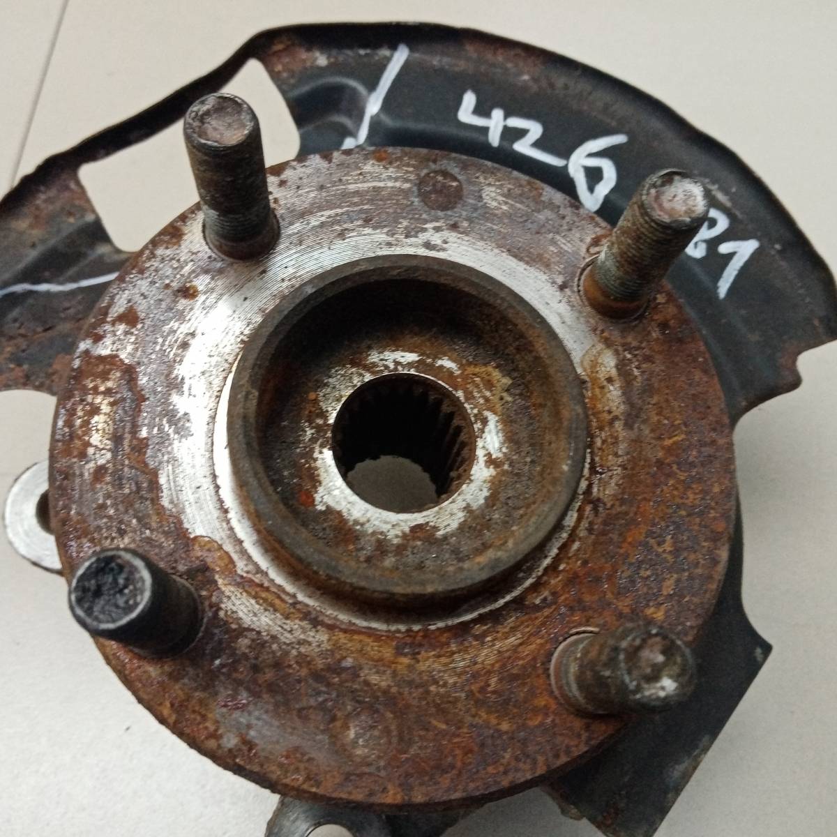 Кулак поворотный передний левый Nissan Cube (Z10) 1998-2002