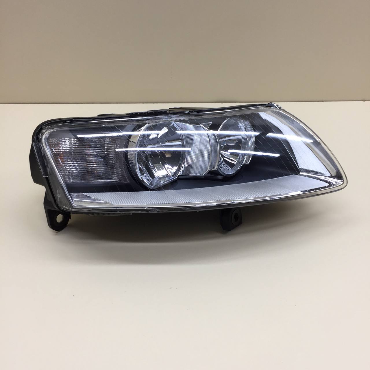 Фара правая Audi A6 (C6) 2005-2011