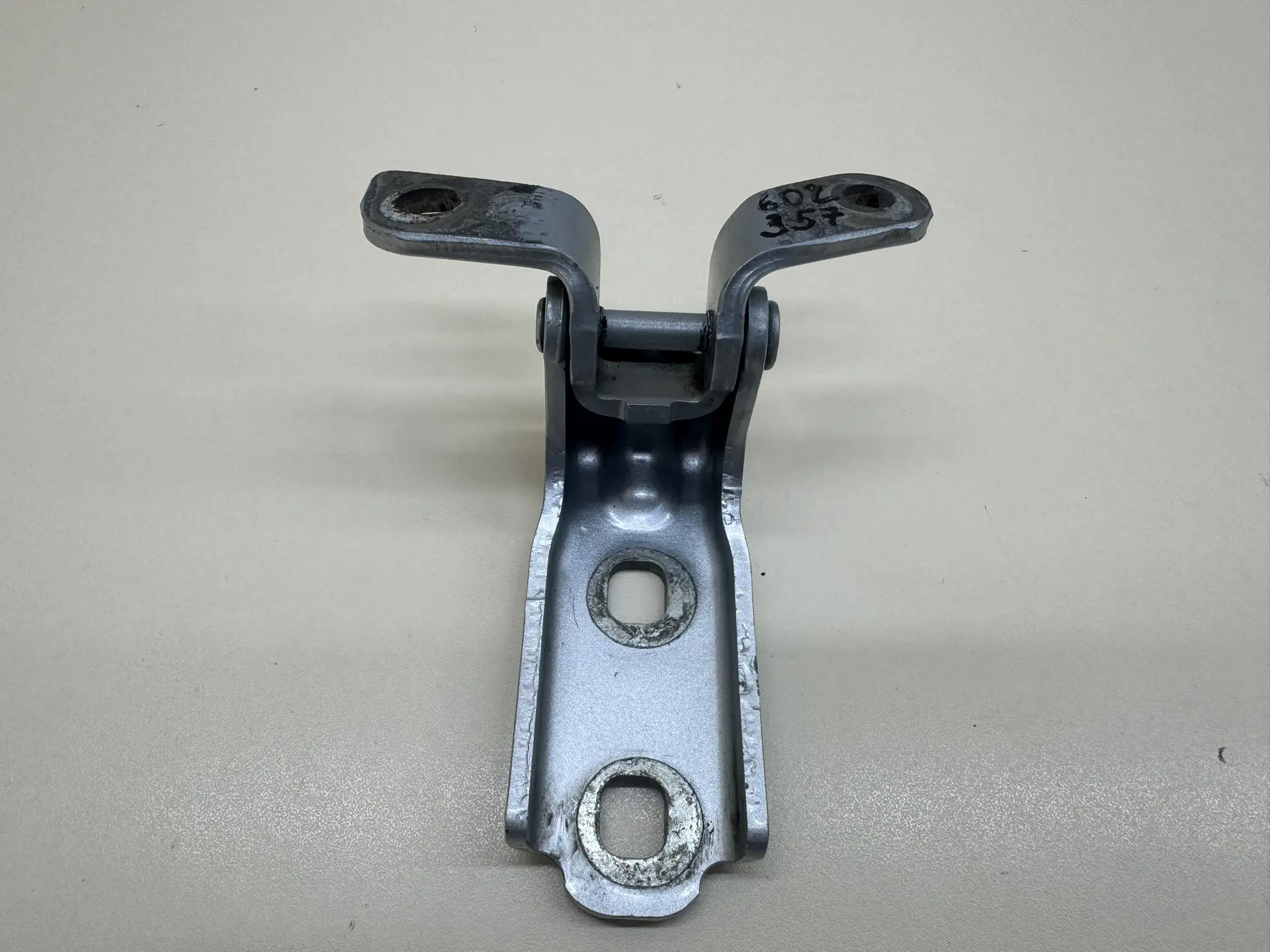 Петля двери задней левой нижняя Chevrolet Cruze (J300) 2009-2016