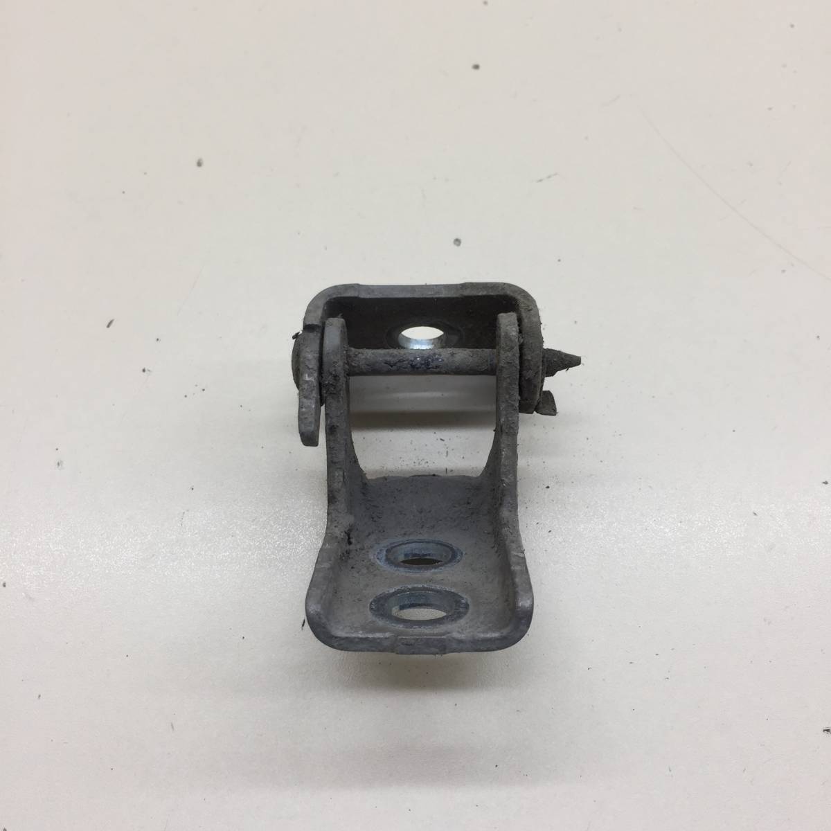 Петля двери передней левой нижняя Peugeot 208 2012>