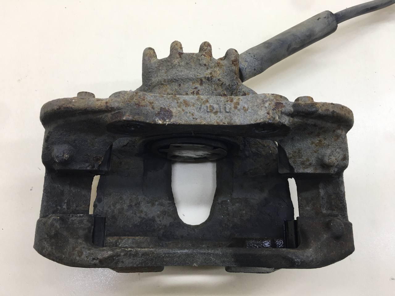 Суппорт передний правый Peugeot 308 2007>