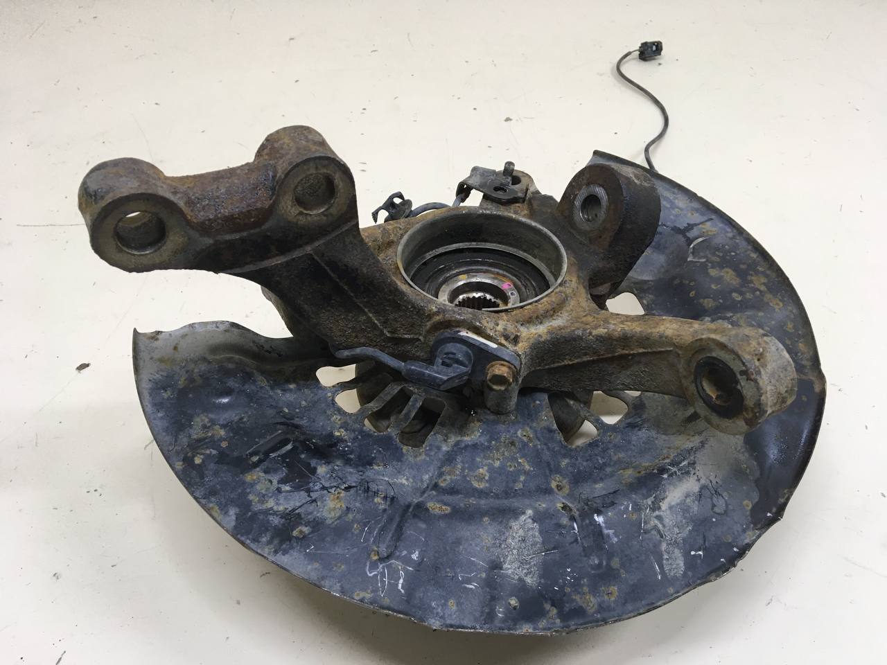 Кулак поворотный передний левый Toyota Camry (XV50) 2011-2017