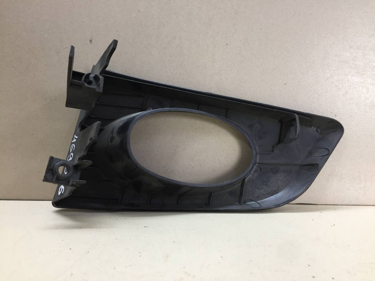 Рамка противотуманной фары правой Honda Fit (GD1) 2001-2007