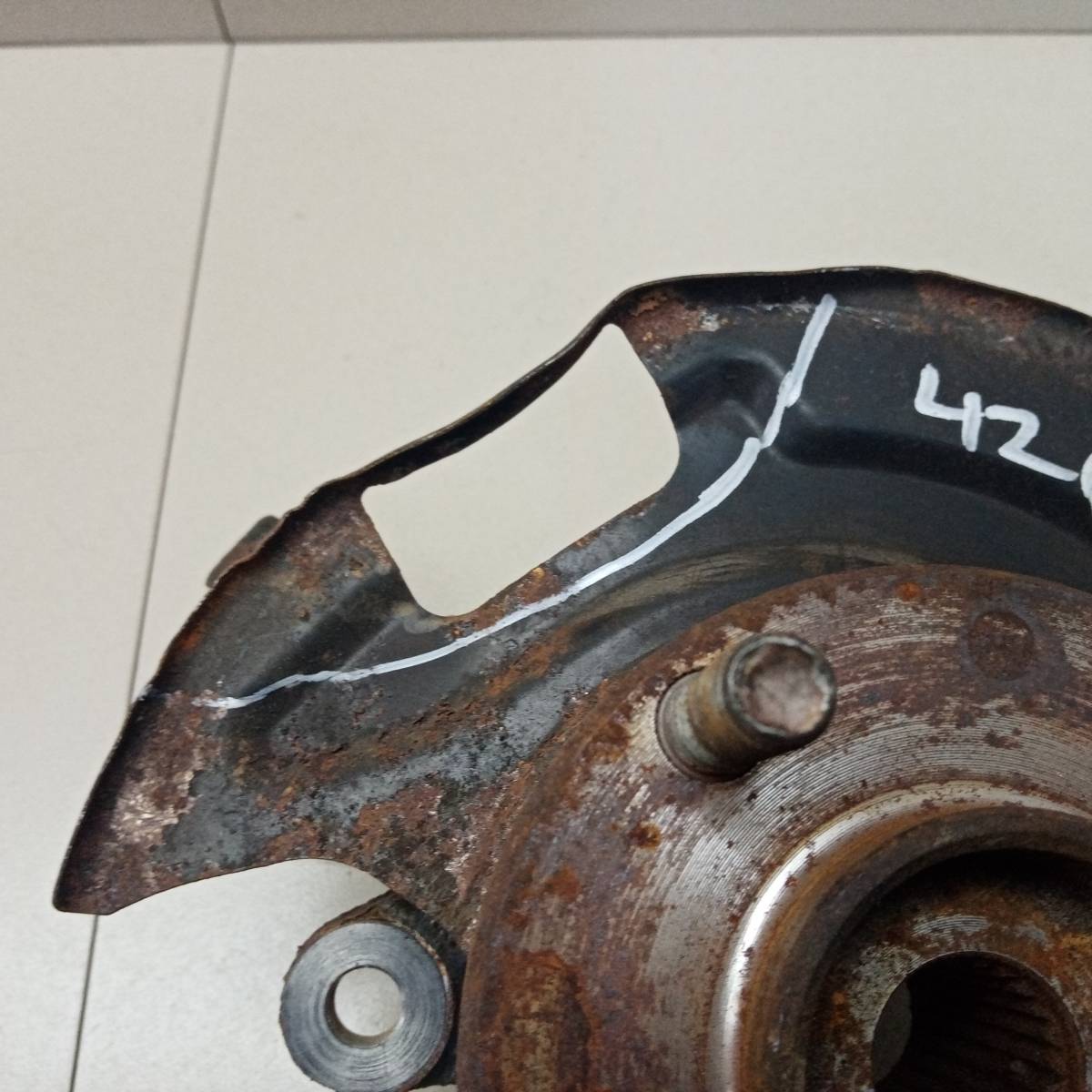 Кулак поворотный передний левый Nissan Cube (Z10) 1998-2002