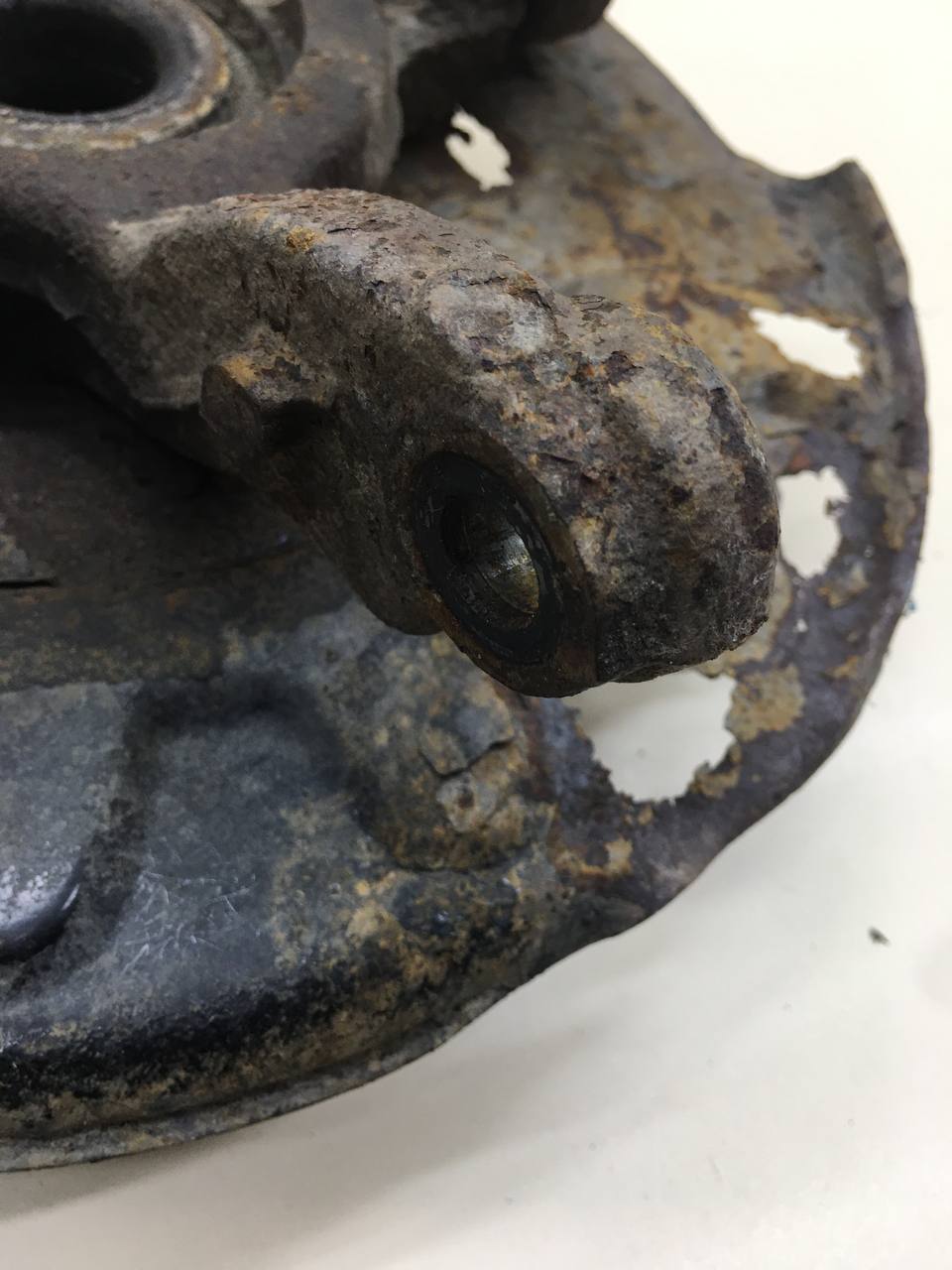 Кулак поворотный передний левый Skoda Rapid 2012-2020