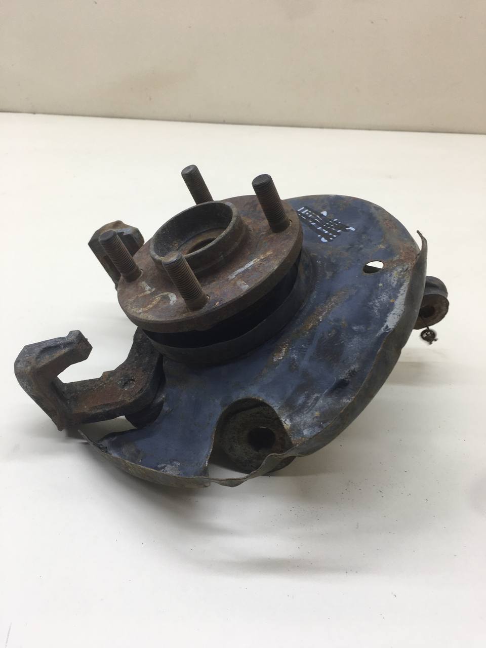 Кулак поворотный передний левый Nissan Almera (N15) 1995-2000