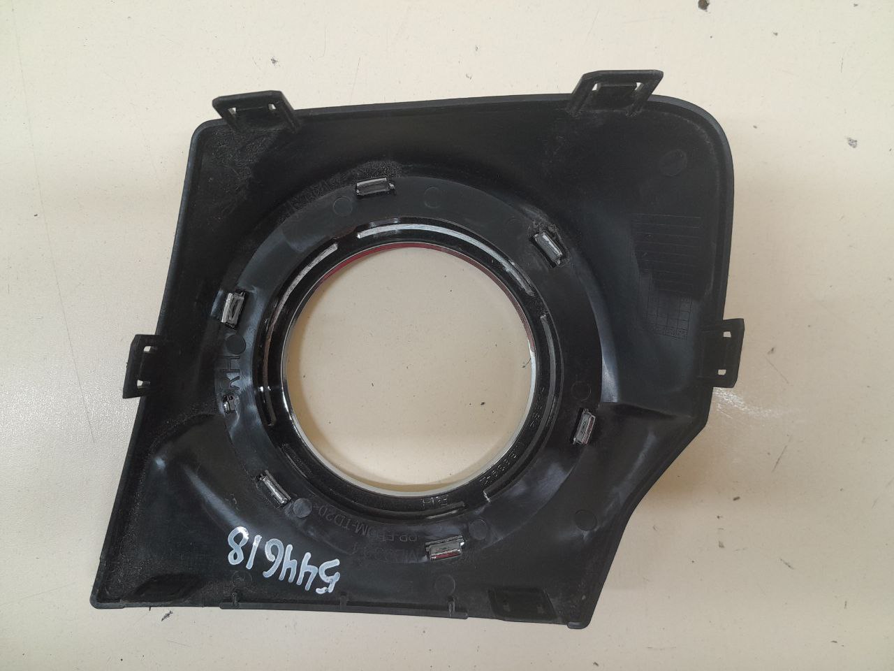 Рамка противотуманной фары правой Mitsubishi L200 5 (KK/KL) 2015>