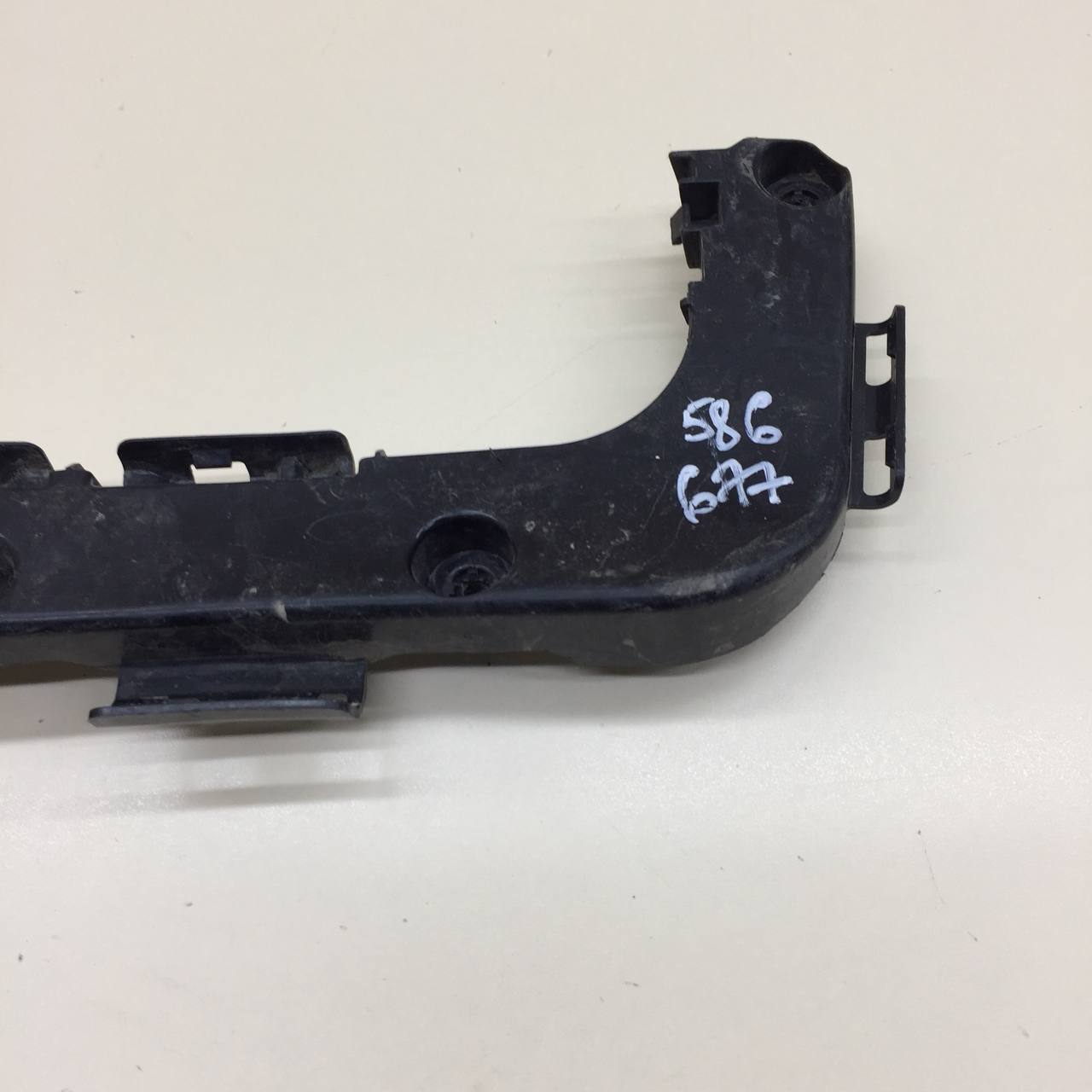 Кронштейн заднего бампера левый Jeep Grand Cherokee (WK2) 2010>