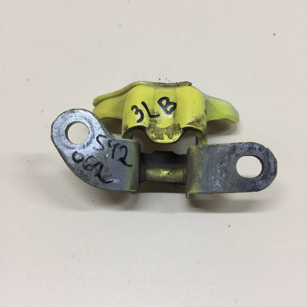 Петля двери задней левой верхняя Peugeot 107 2006-2014