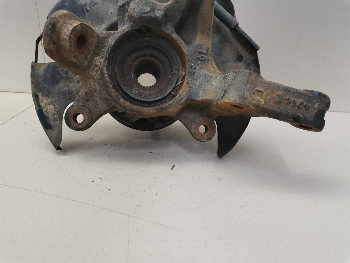 Кулак поворотный передний левый Nissan Almera (N15) 1995-2000