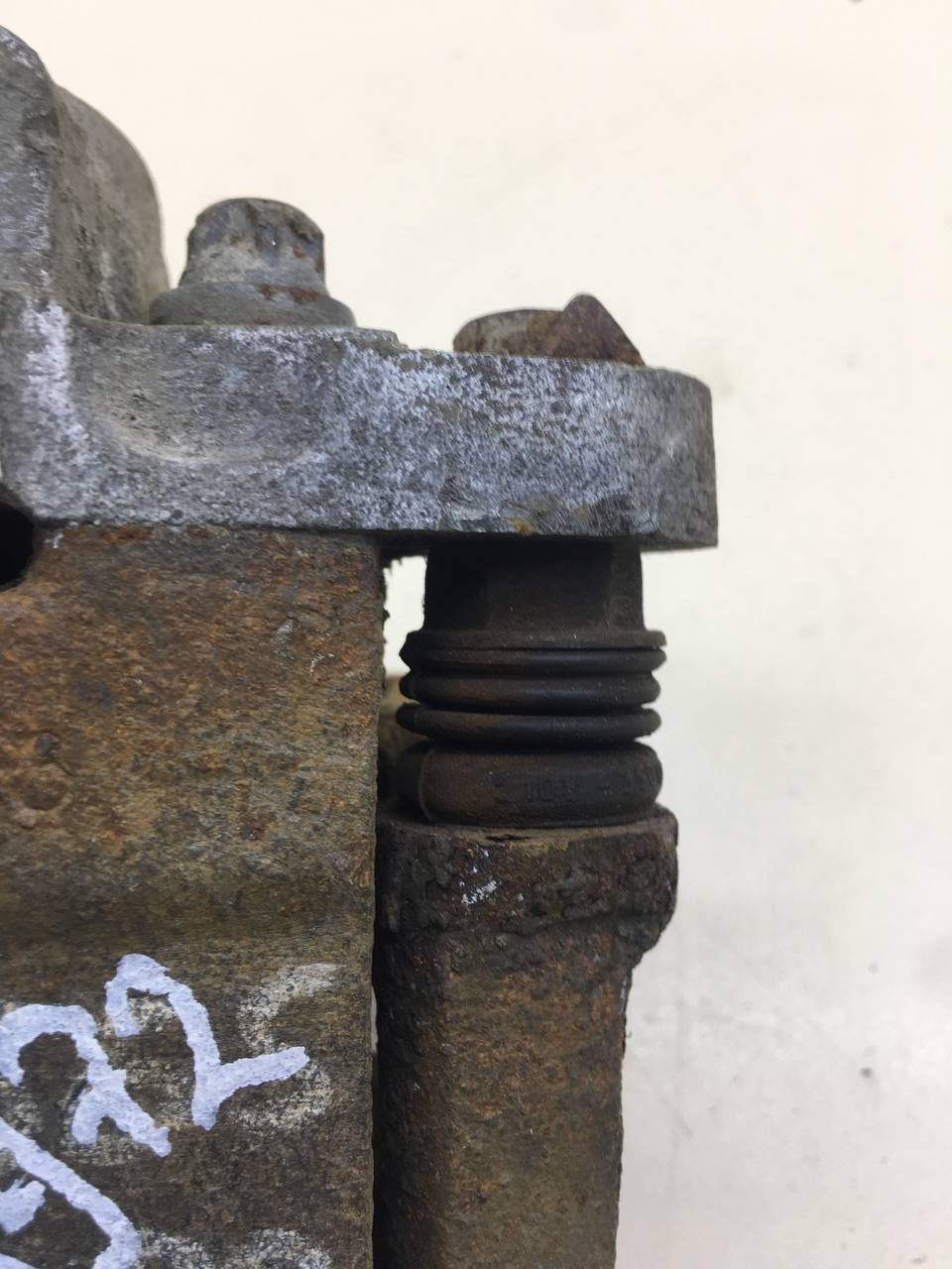 Суппорт передний правый Lada Granta 2011>