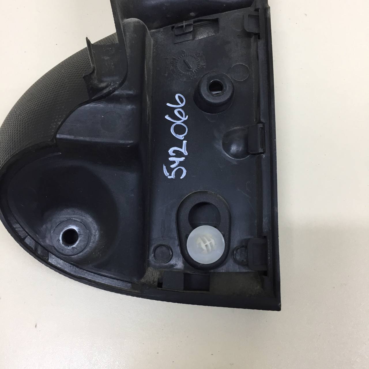 Крышка зеркала внутренняя правая Peugeot 107 2006-2014