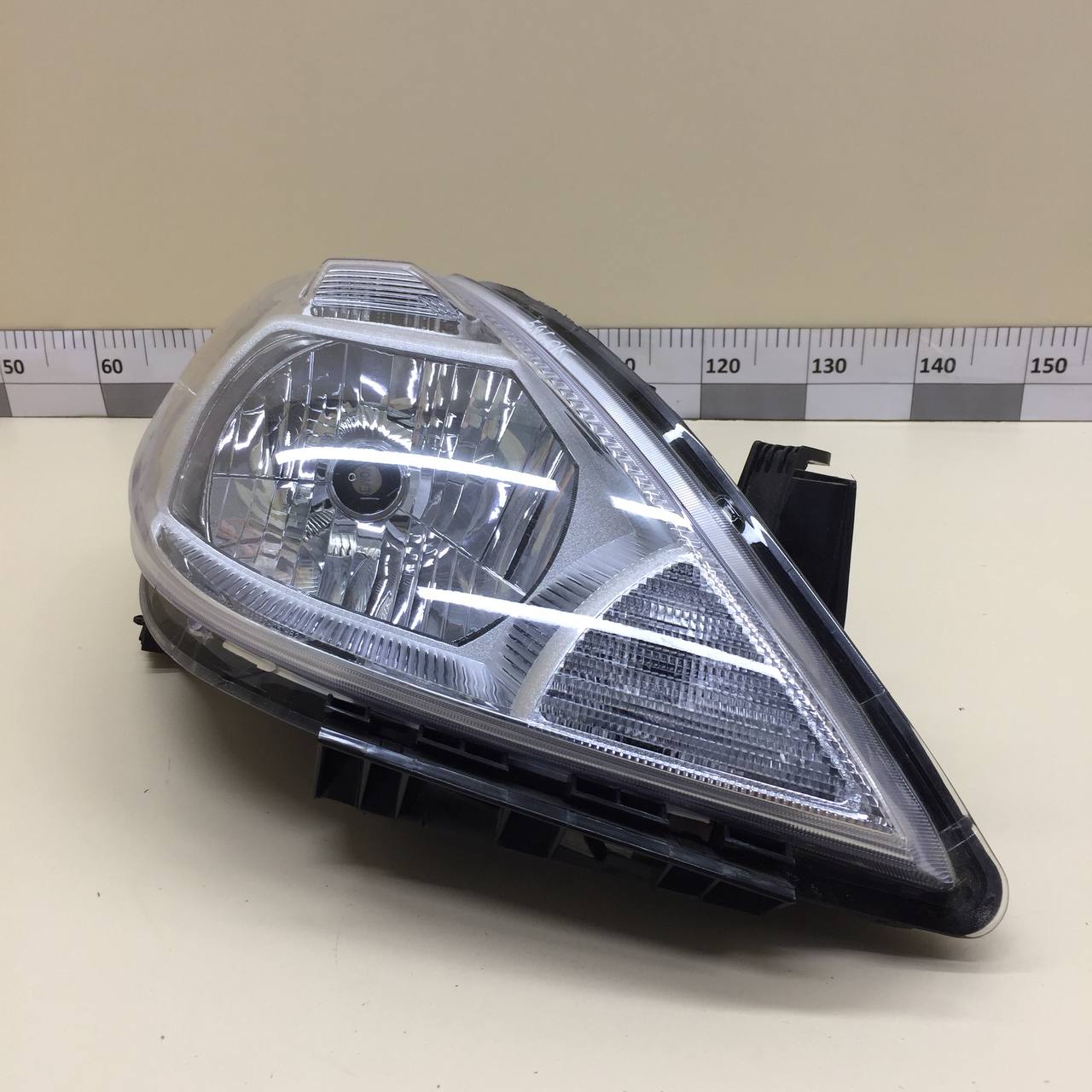 Фара правая Nissan Tiida (C11) 2007-2014