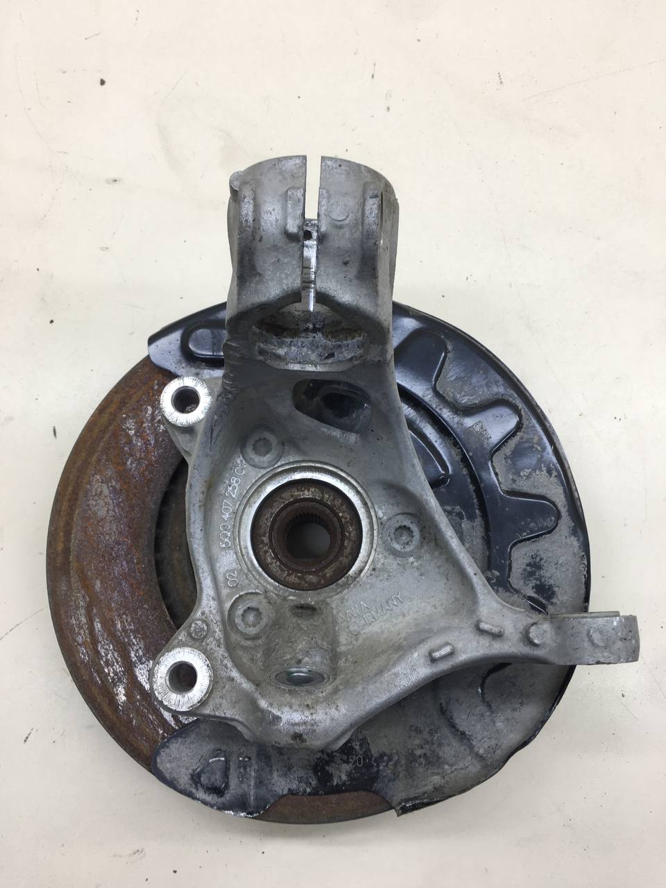 Кулак поворотный передний правый Skoda Octavia (A7) 2013>