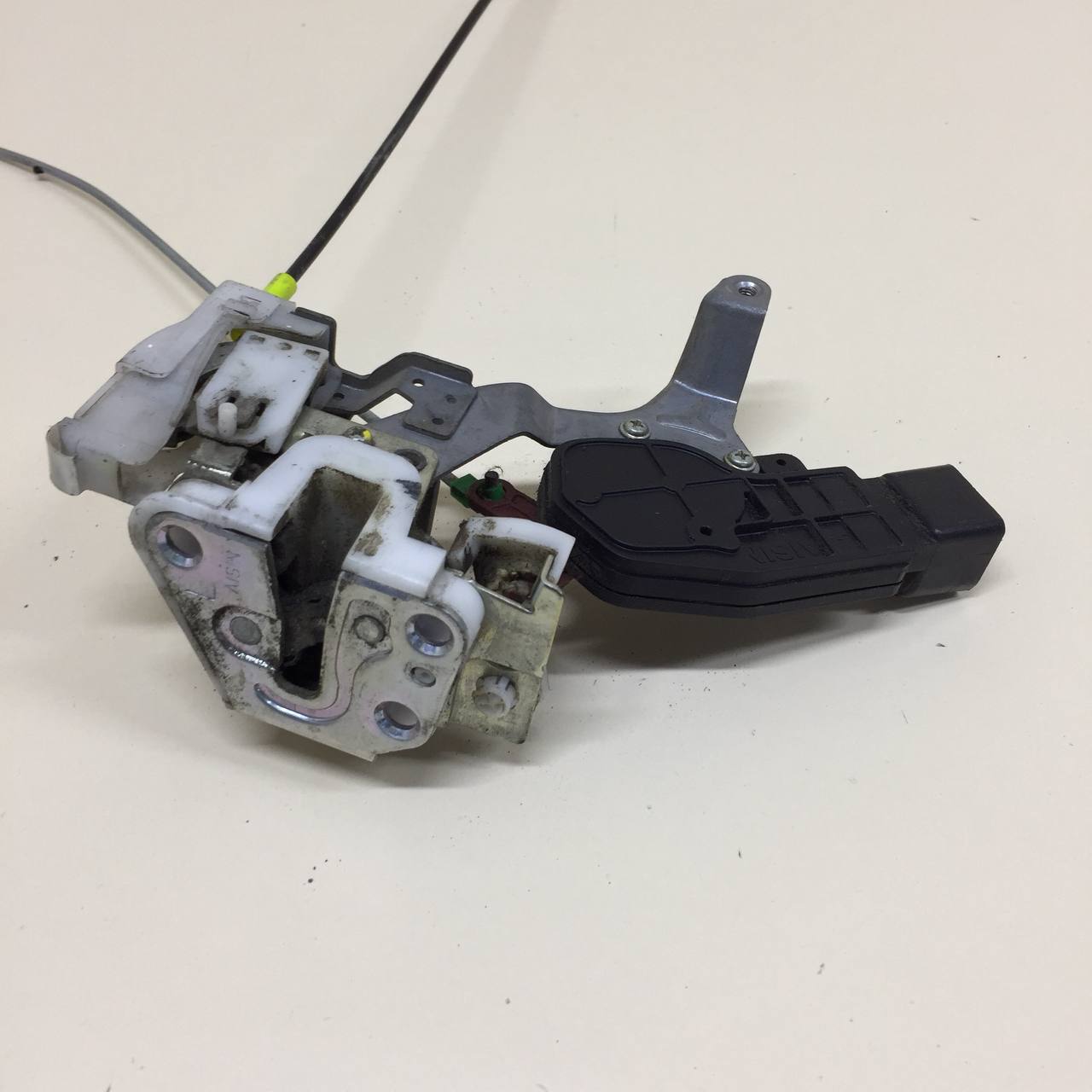 Замок двери задней левой Peugeot 107 2006-2014