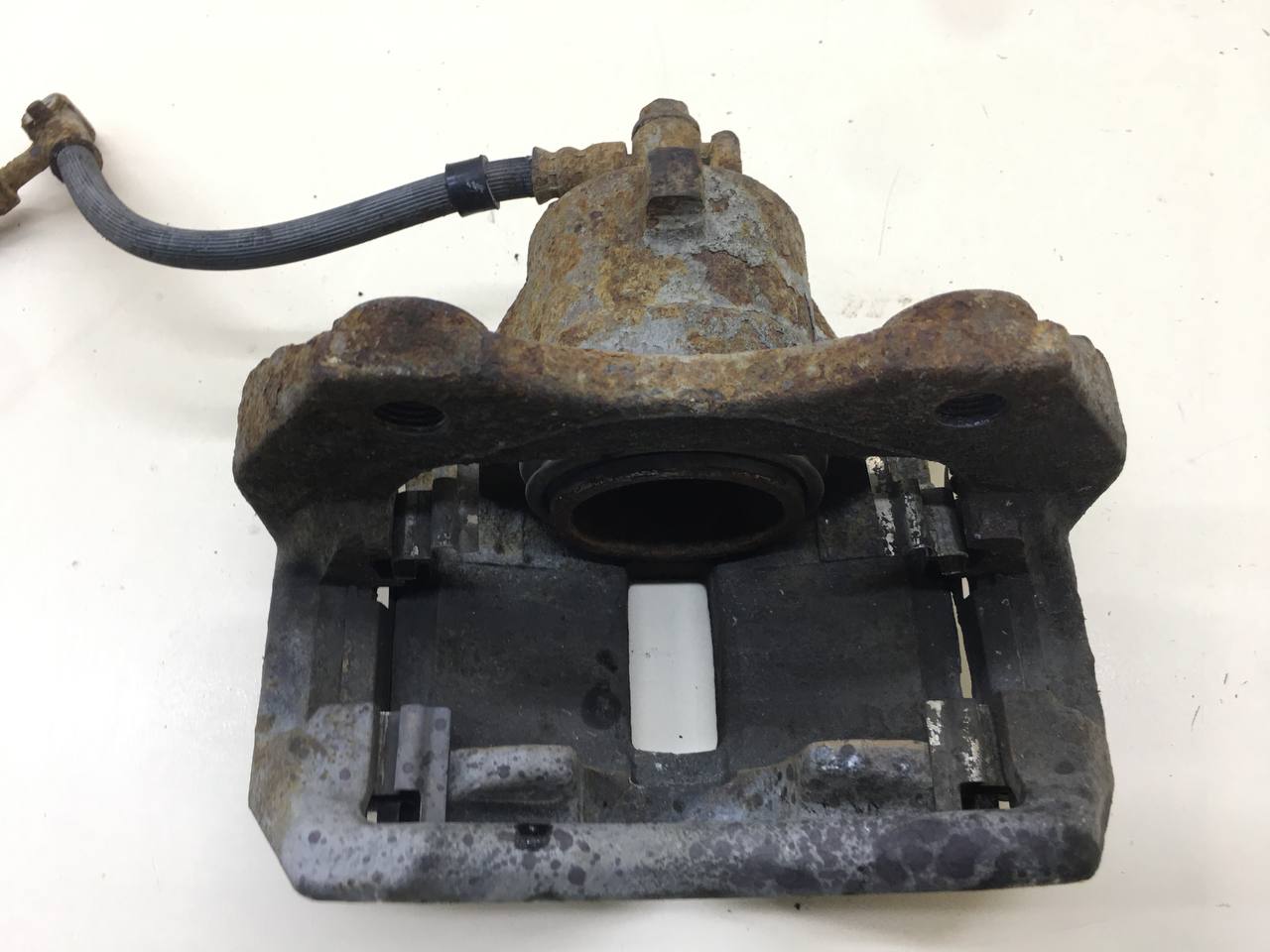 Суппорт передний левый Nissan Primera (P12) 2002-2007