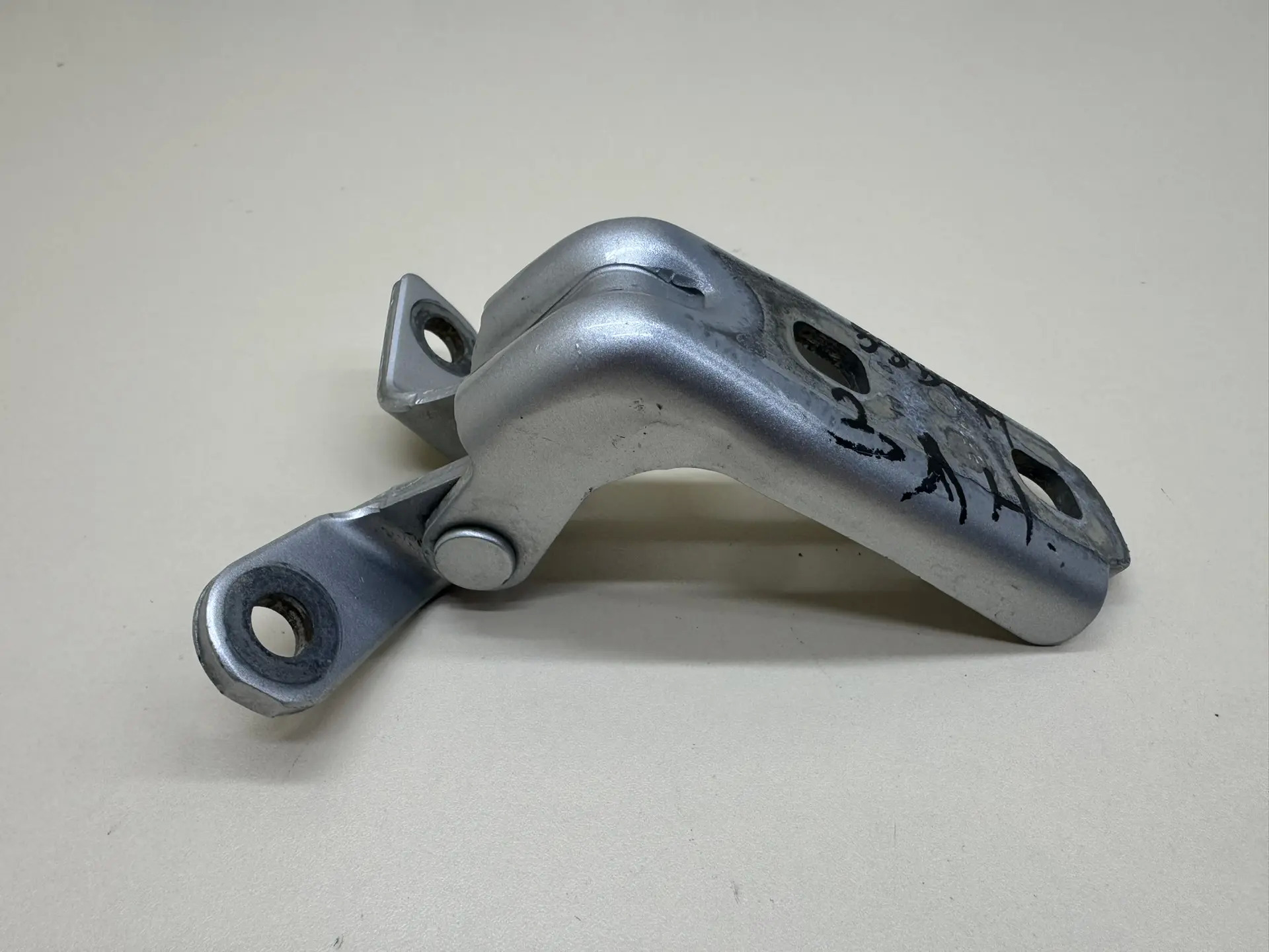 Петля двери задней левой нижняя Chevrolet Cruze (J300) 2009-2016