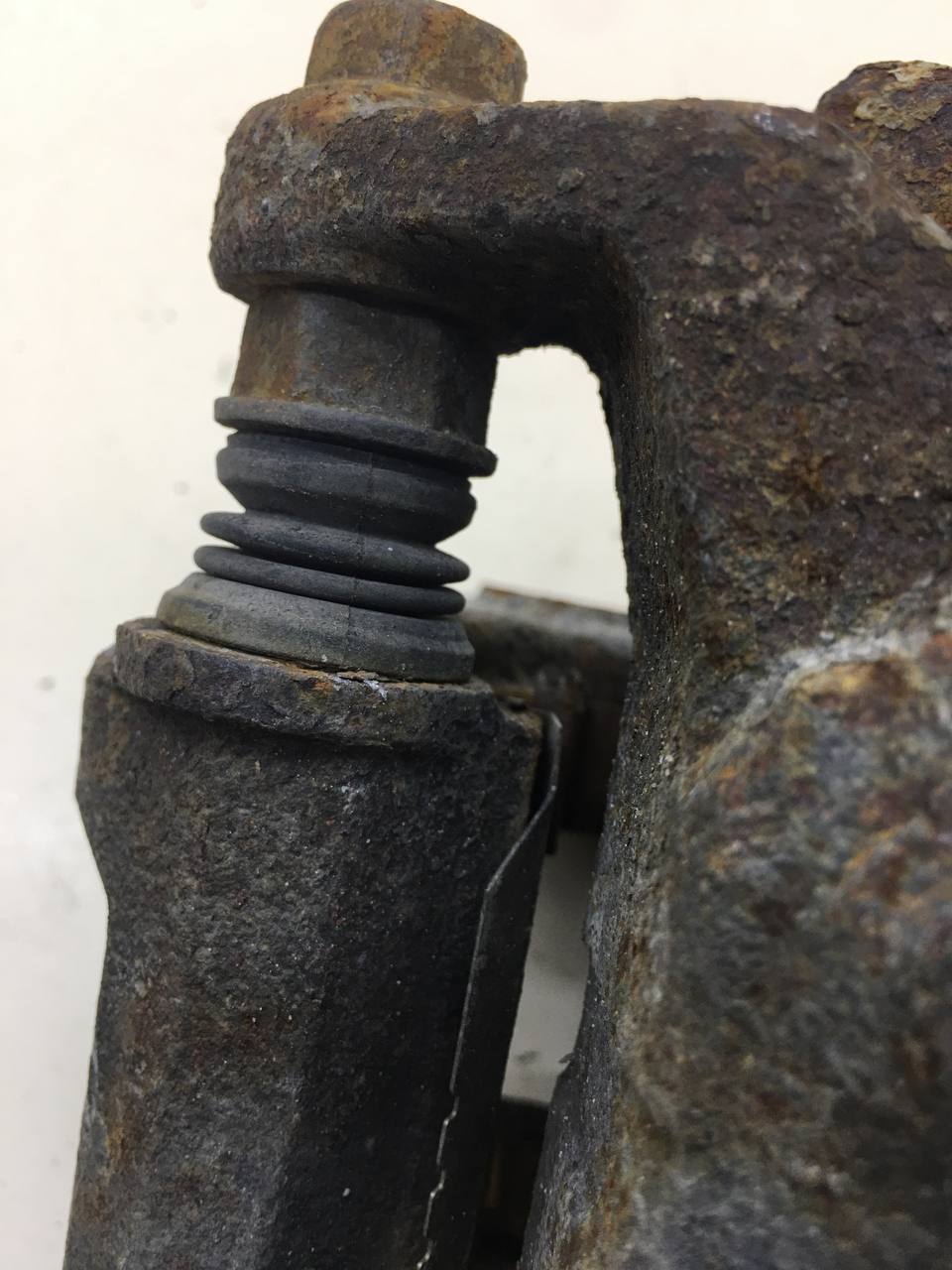 Суппорт передний левый Infiniti M37 (Y51) 2010-2014