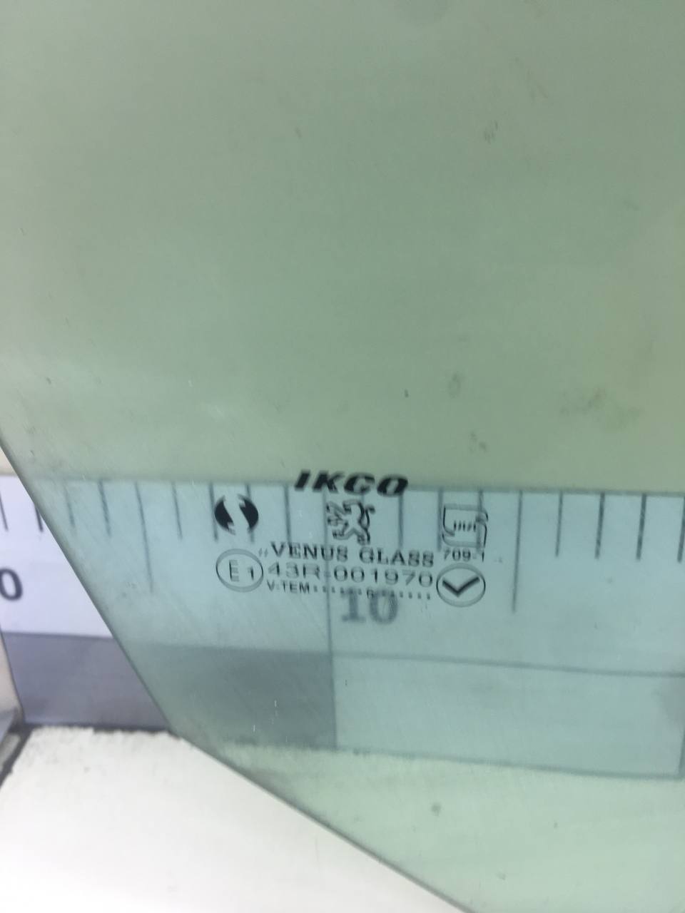 Стекло двери передней правой Peugeot 206 1998-2012