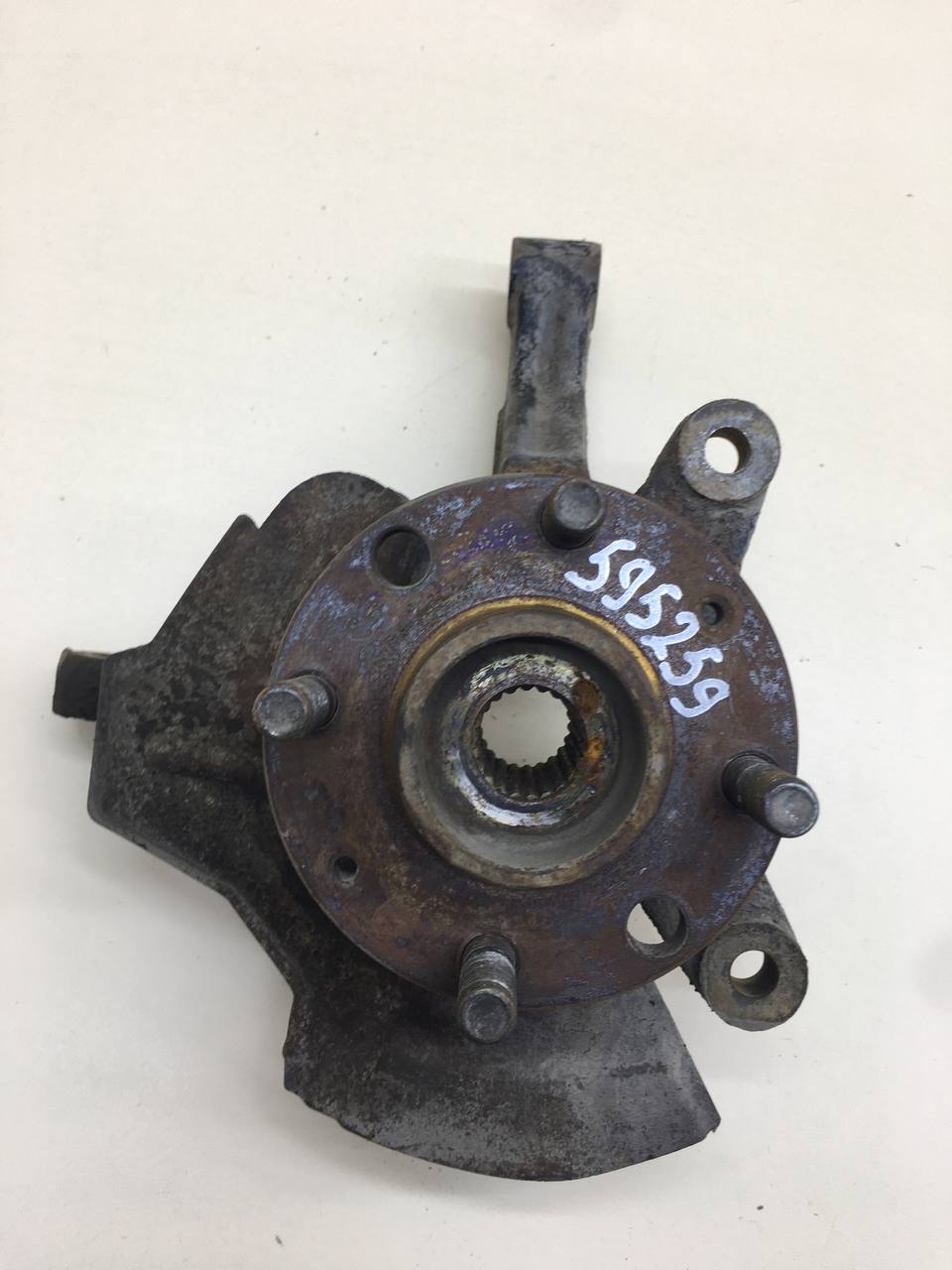 Кулак поворотный передний правый Chevrolet Aveo T250 2005-2011