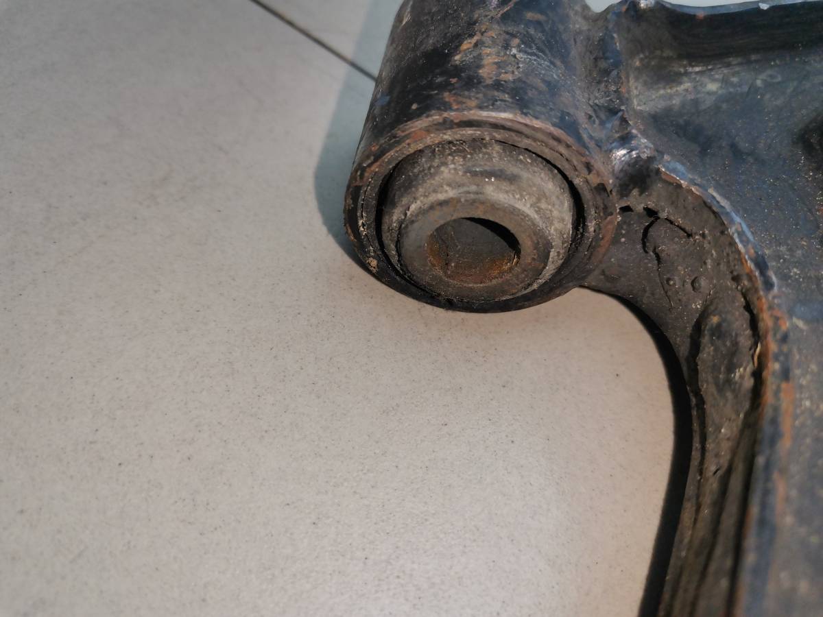 Рычаг передний левый Nissan Almera (N15) 1995-2000