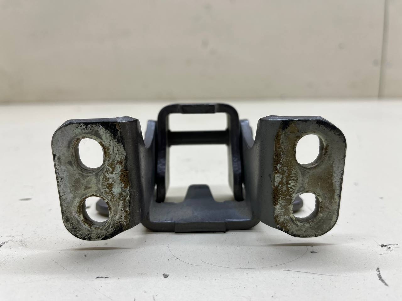 Петля двери багажника Suzuki Grand Vitara 2005-2015