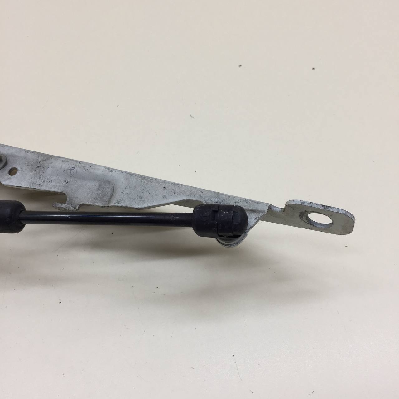 Петля капота правая Volvo V60 2010-2013