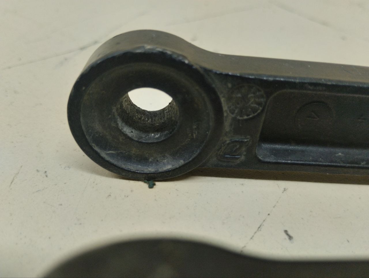 Поводок стеклоочистителя передний левый Chevrolet TrailBlazer (GMT360) 2001-2010