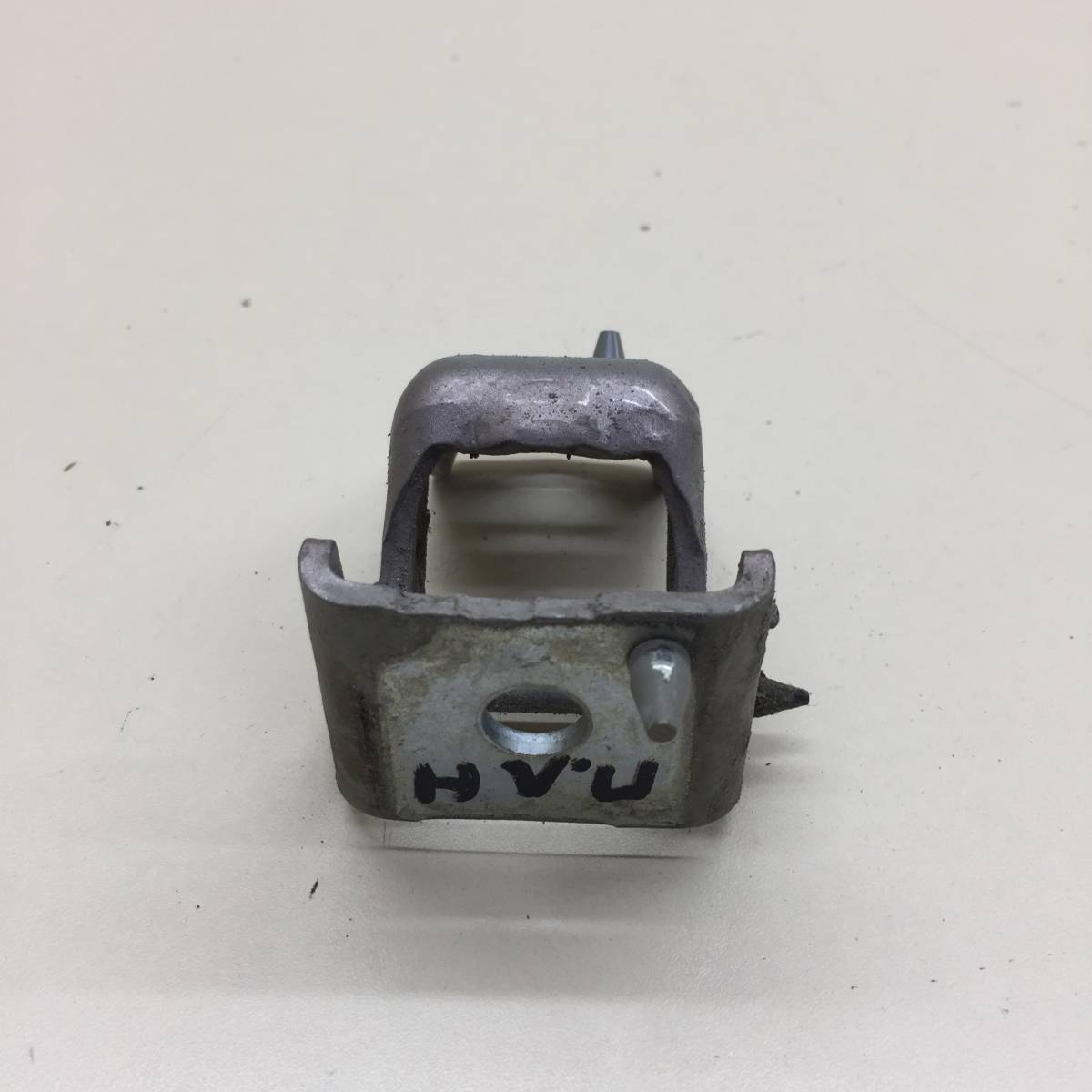 Петля двери передней левой нижняя Peugeot 208 2012>