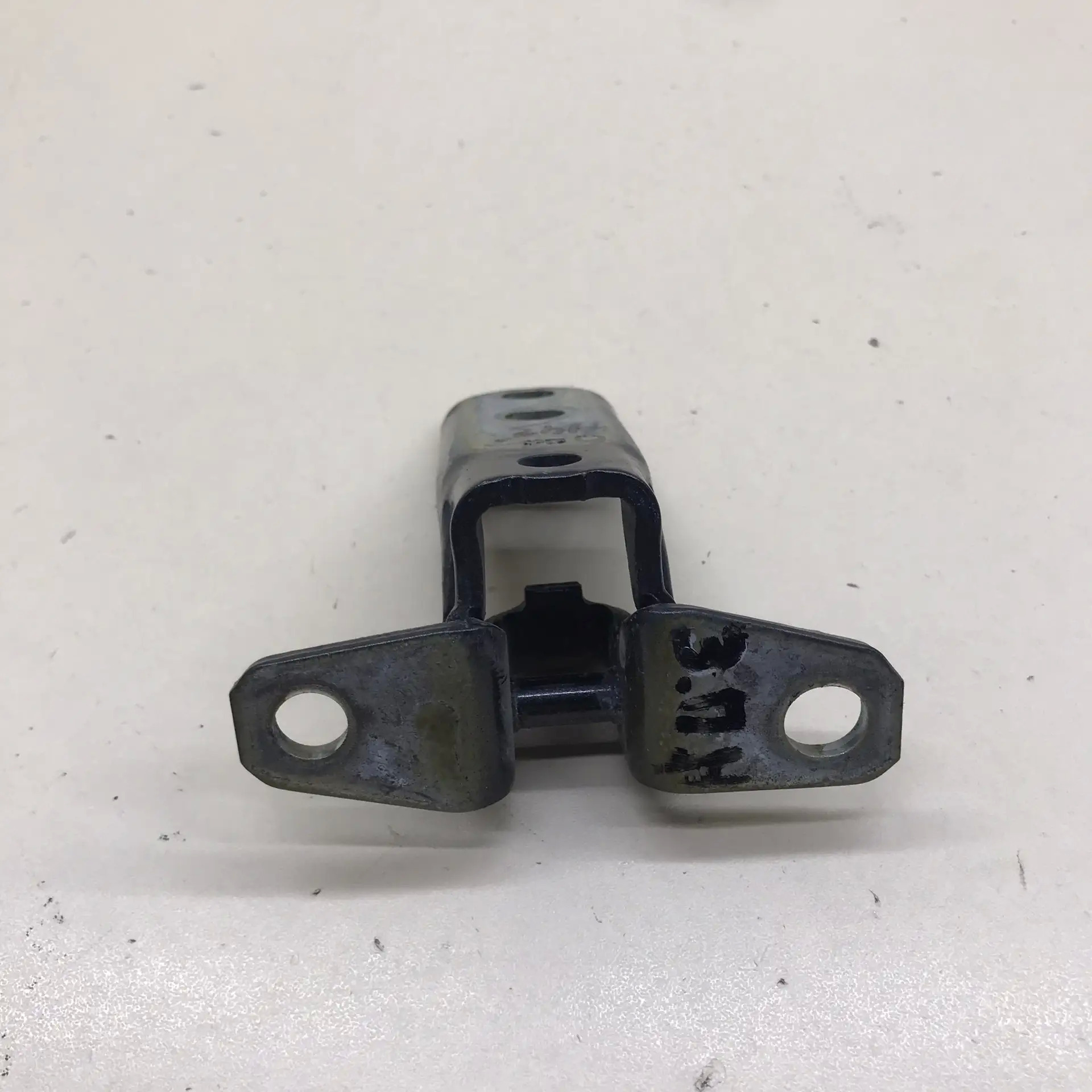 Петля двери задней правой нижняя Mitsubishi Outlander (GF) 2012>