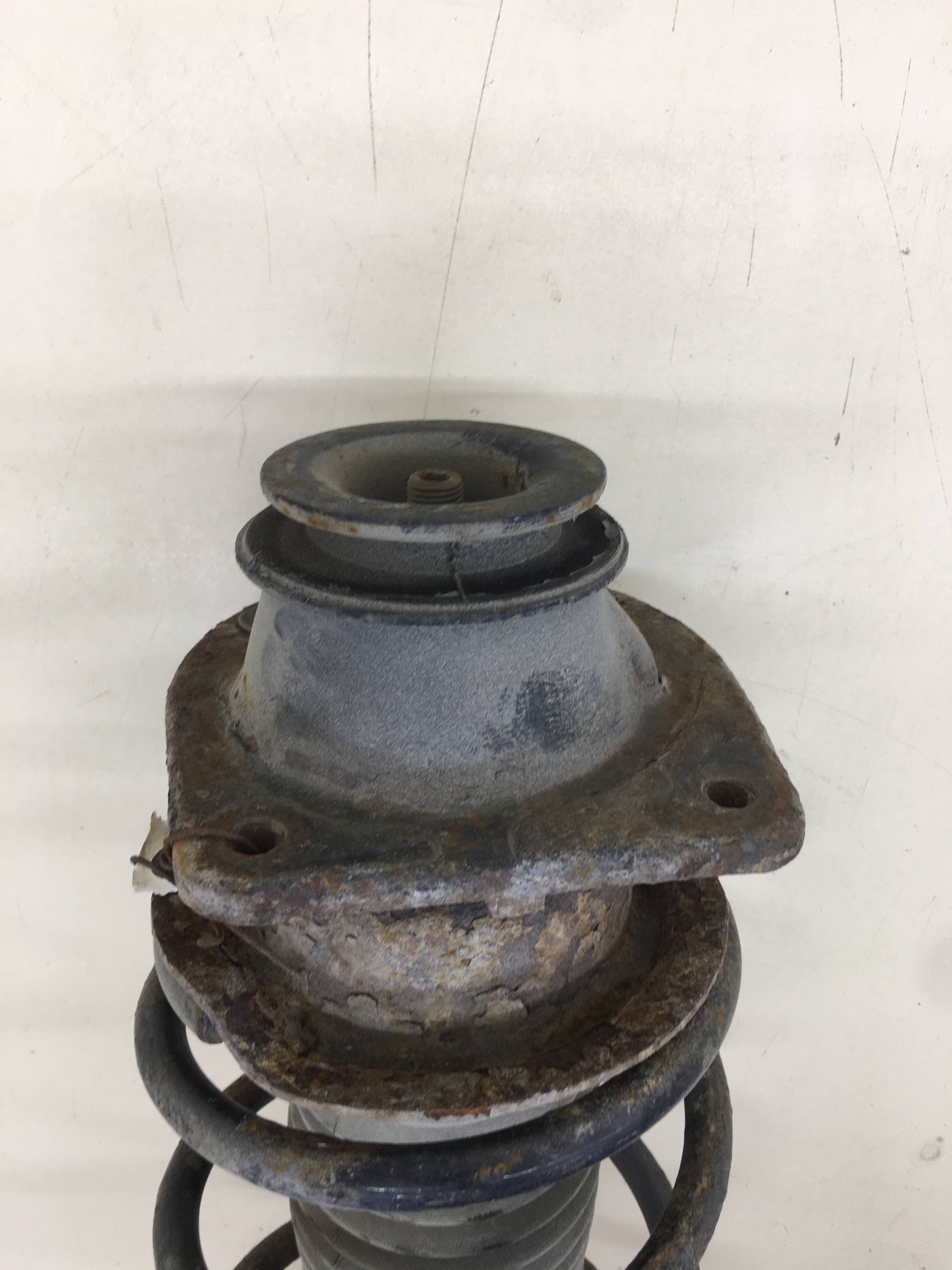 Амортизатор передний Fiat Albea 2002-2012