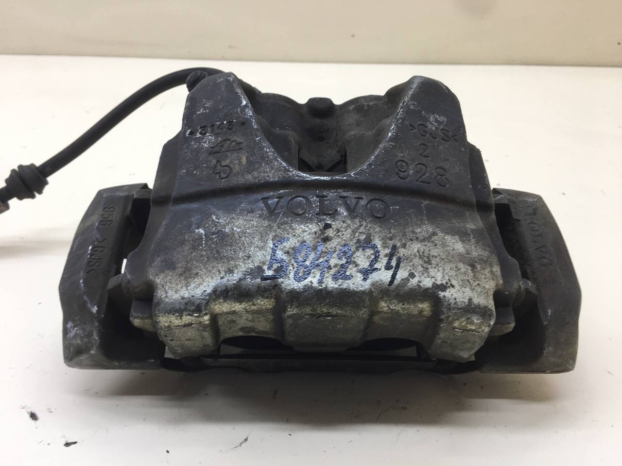 Суппорт передний правый Volvo XC60 2008-2017