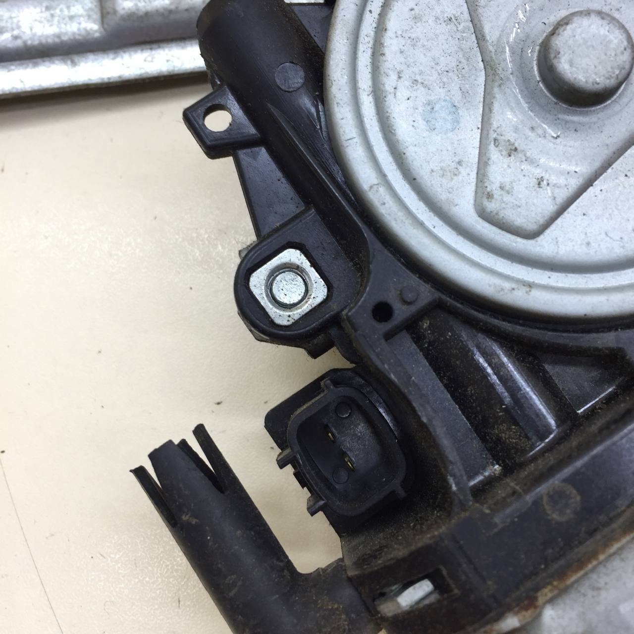 Стеклоподъемник электр. задний правый Nissan Tiida (C11) 2007-2014