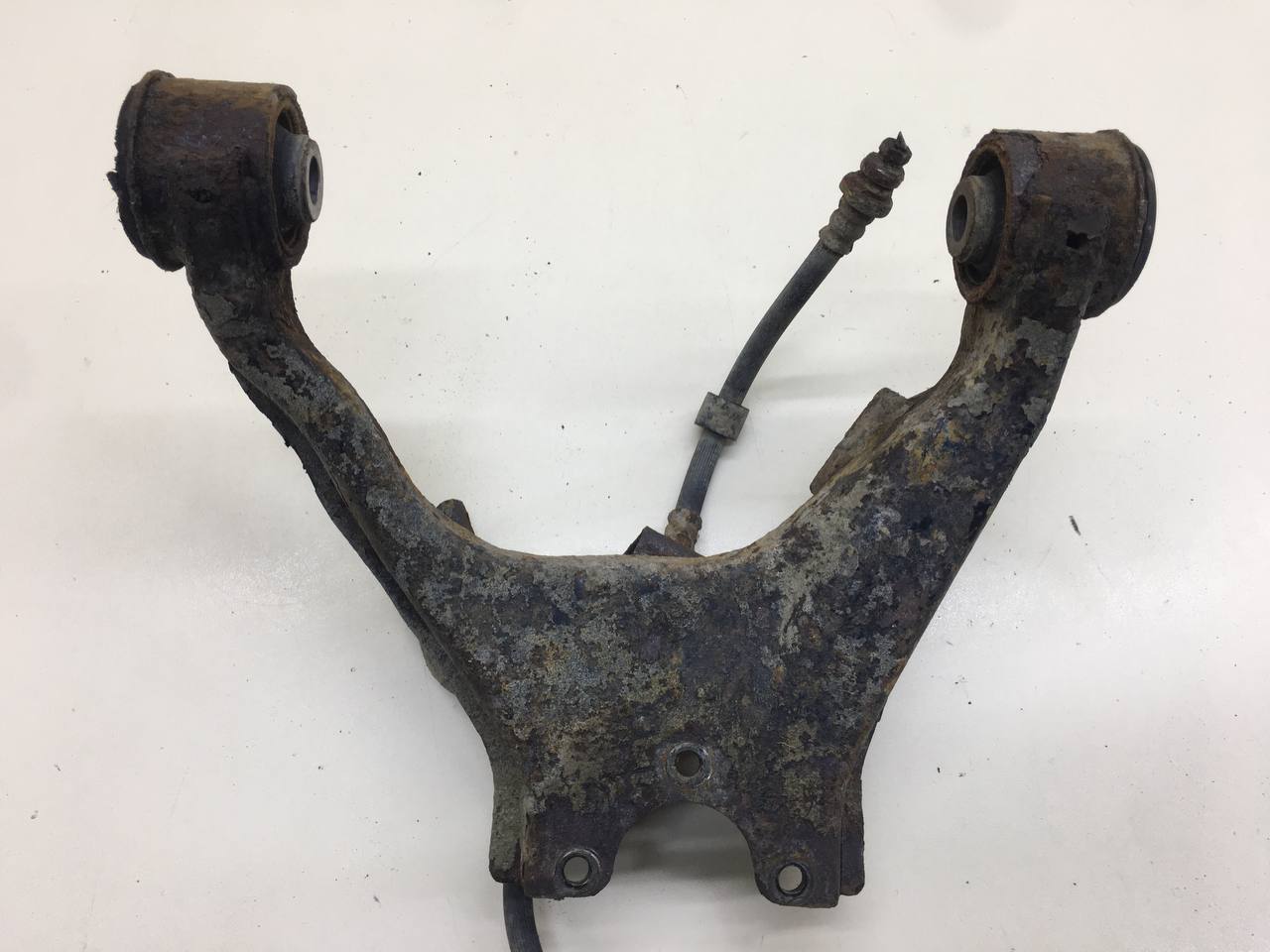 Рычаг передний верхний левый Mitsubishi L200 (KB) 2006-2016