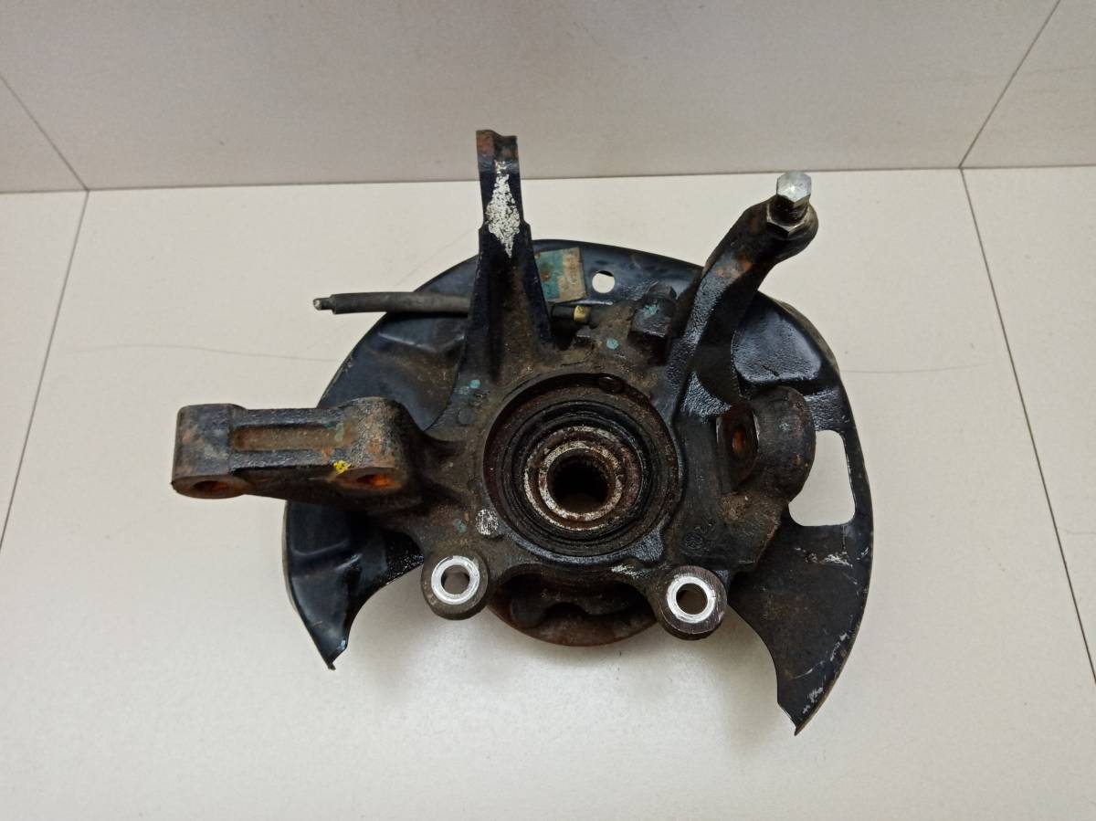 Кулак поворотный передний правый Nissan Avenir (W10) 1990-1999