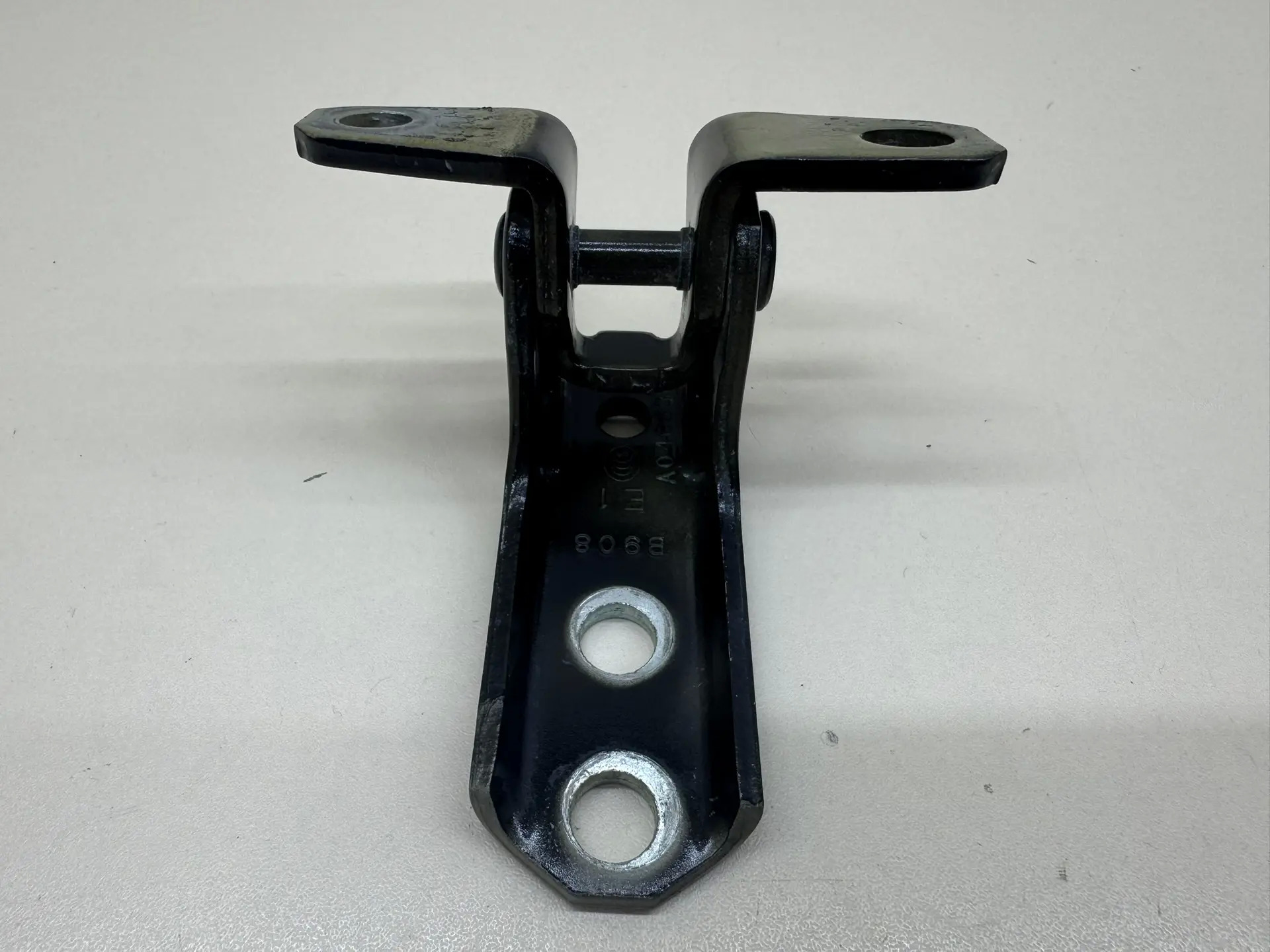 Петля двери передней правой нижняя Mitsubishi Outlander (GF) 2012>