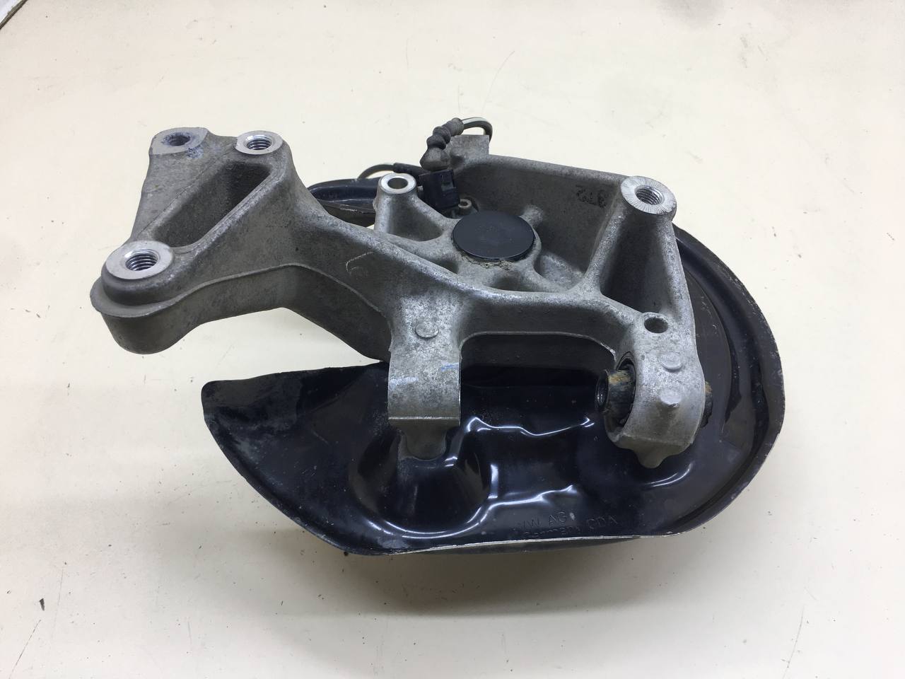 Кулак поворотный задний правый Volkswagen Passat B7 2011-2015