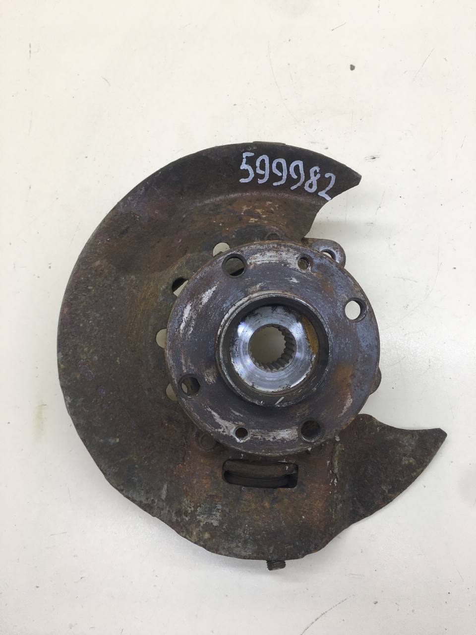 Кулак поворотный передний правый Lada Granta 2011>