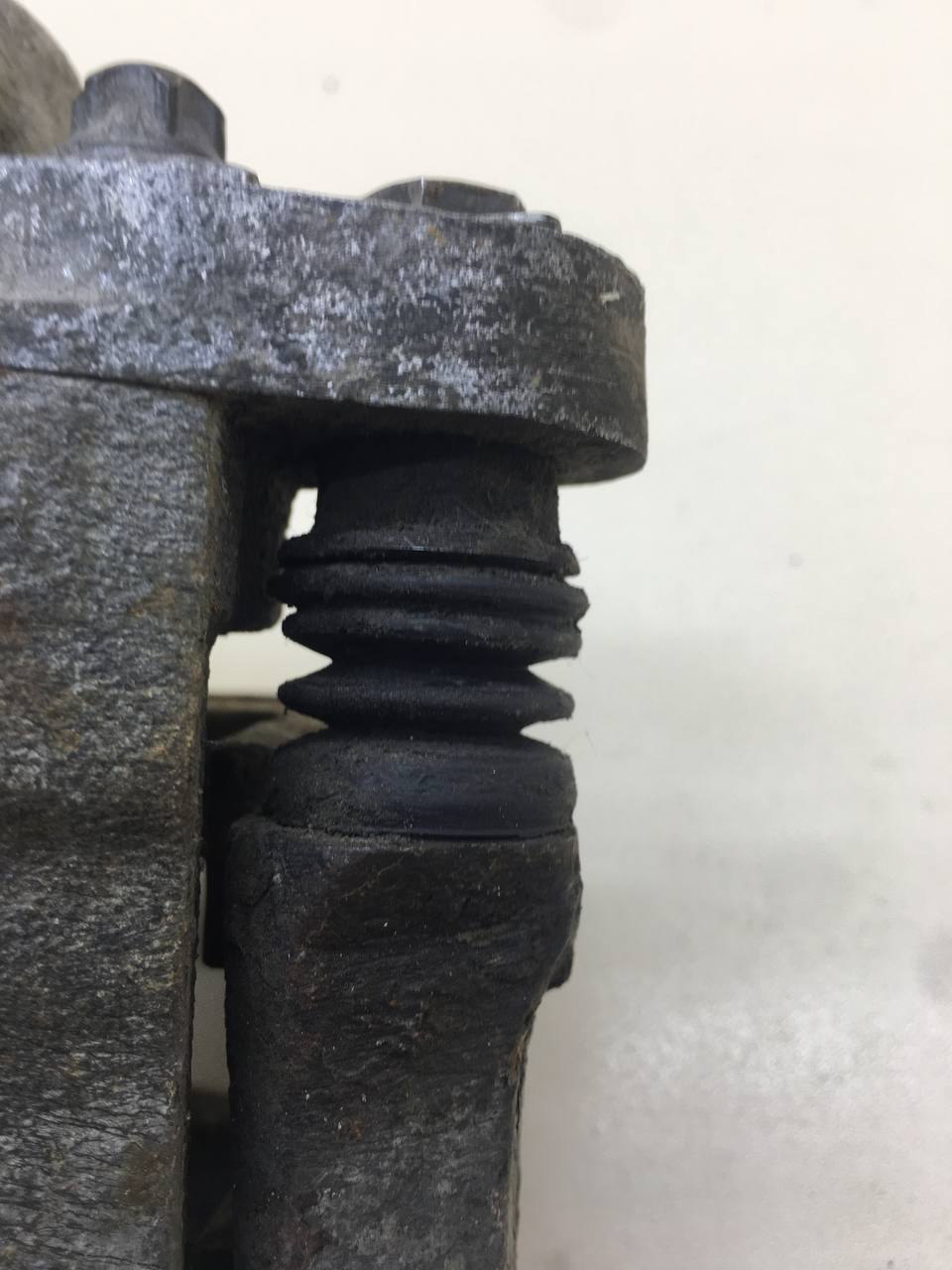 Суппорт передний правый Lada Granta 2011>