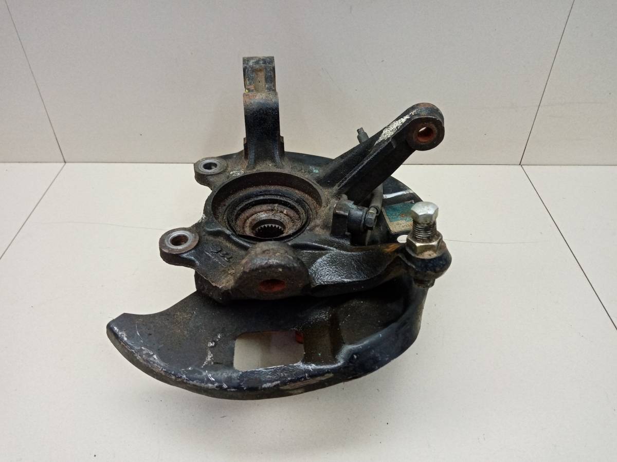 Кулак поворотный передний правый Nissan Avenir (W10) 1990-1999