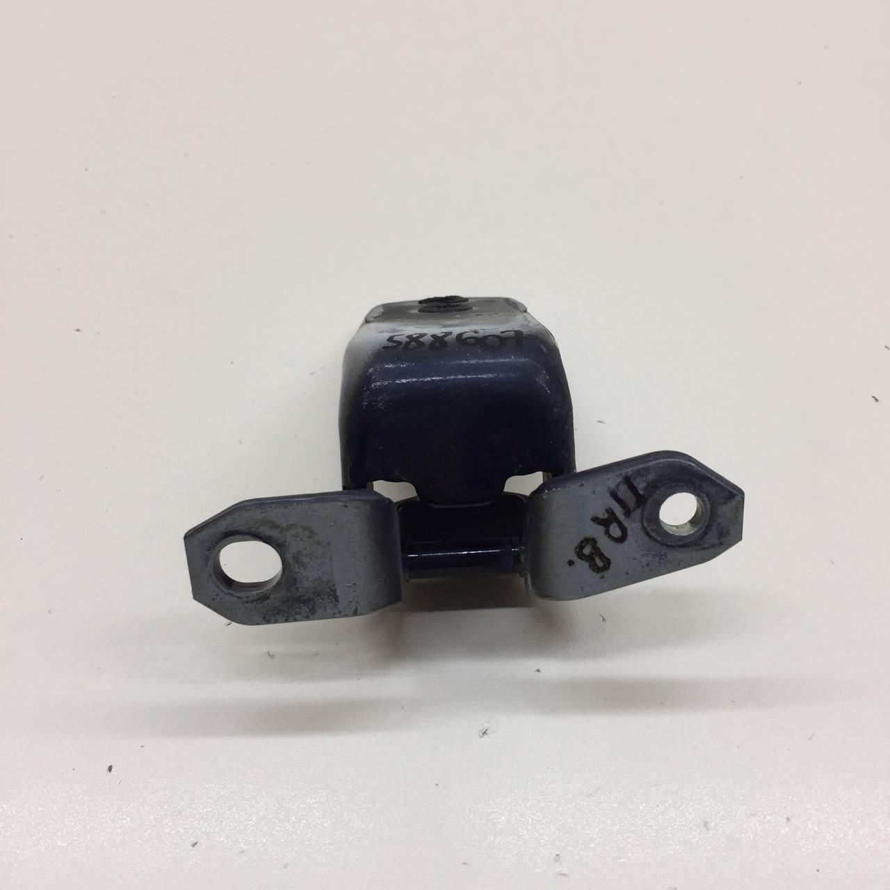 Петля двери передней правой верхняя Suzuki Grand Vitara 2005-2015