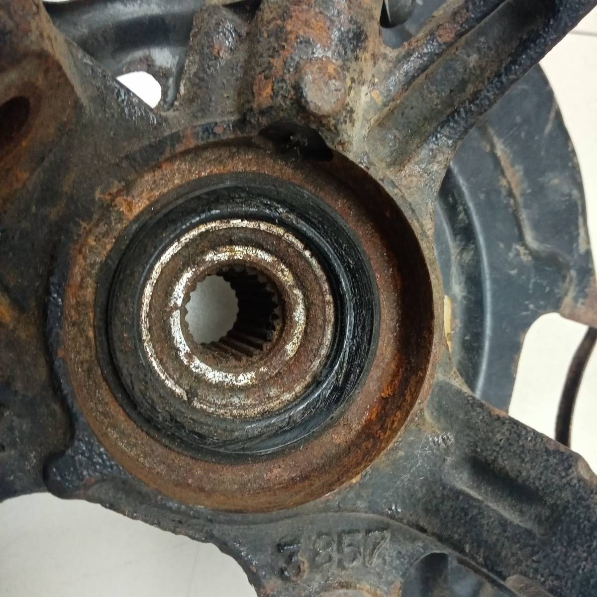 Кулак поворотный передний левый Nissan Cube (Z10) 1998-2002