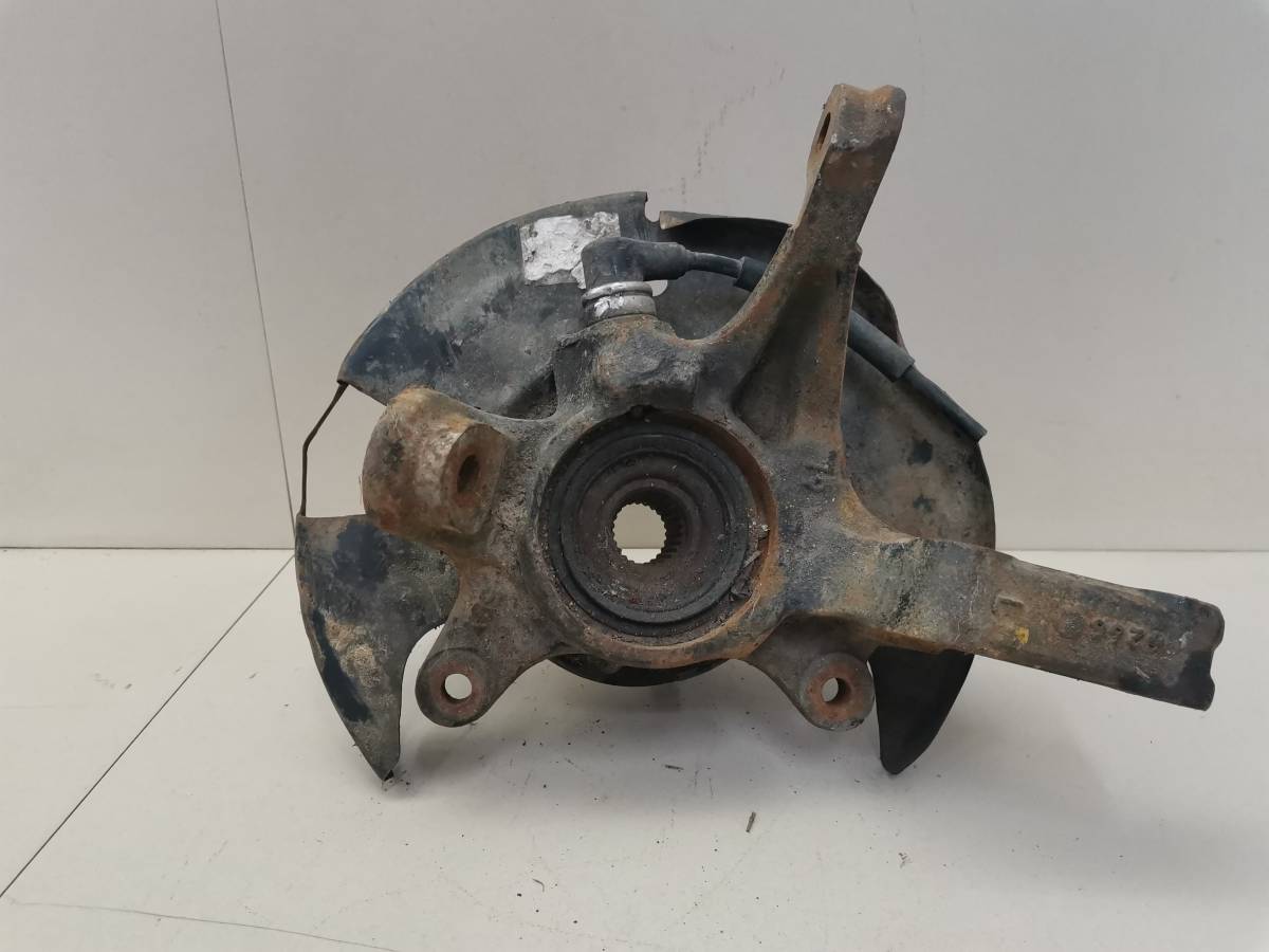 Кулак поворотный передний левый Nissan Almera (N15) 1995-2000