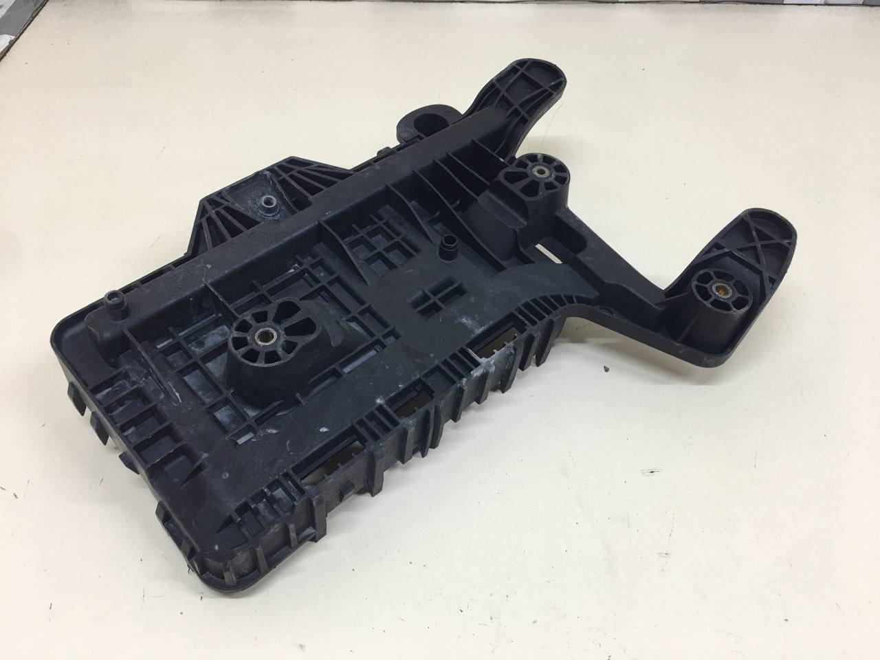 Крепление АКБ (корпус / подставка) Volkswagen Passat B7 2011-2015