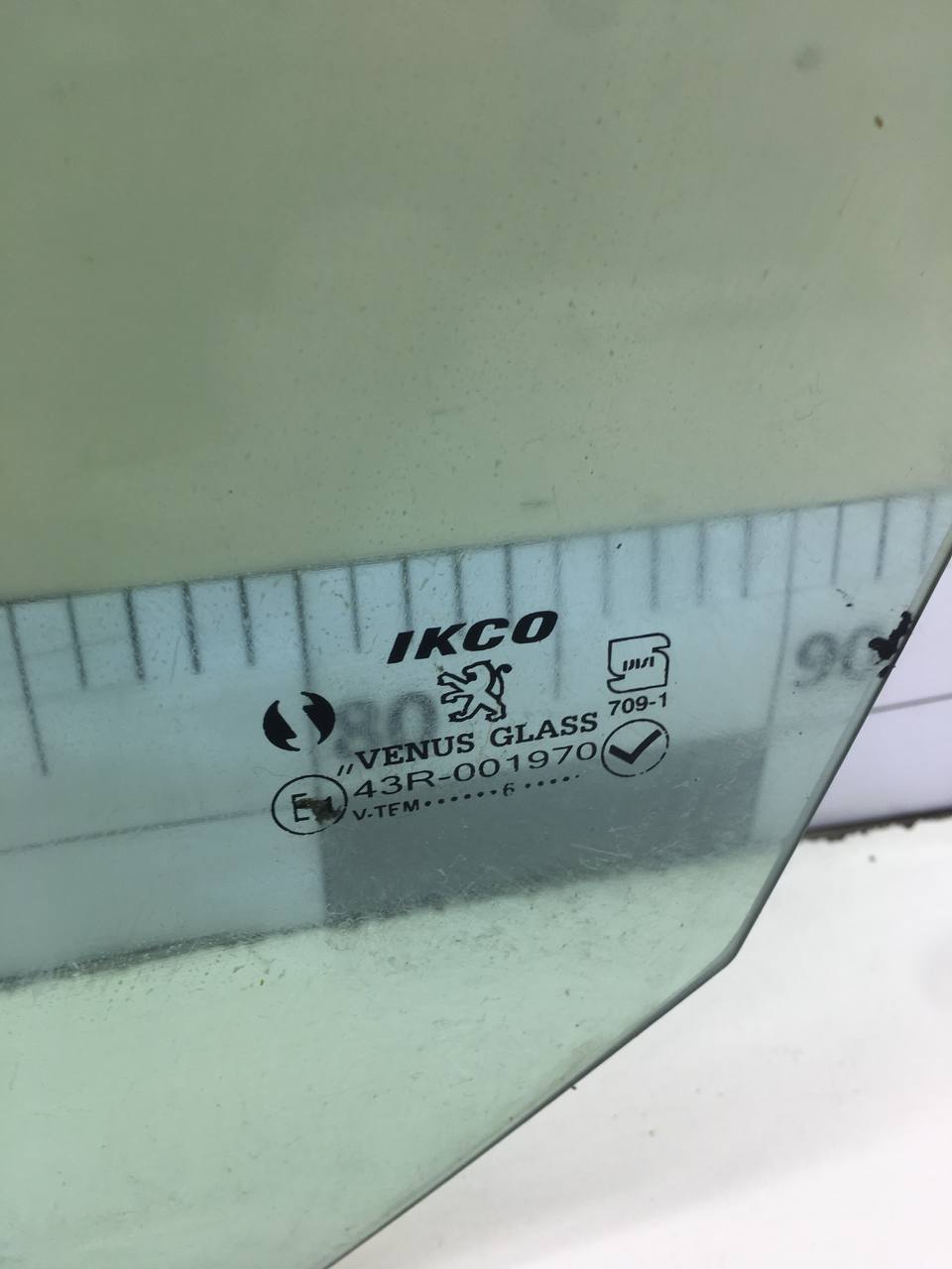 Стекло двери передней левой Peugeot 206 1998-2012