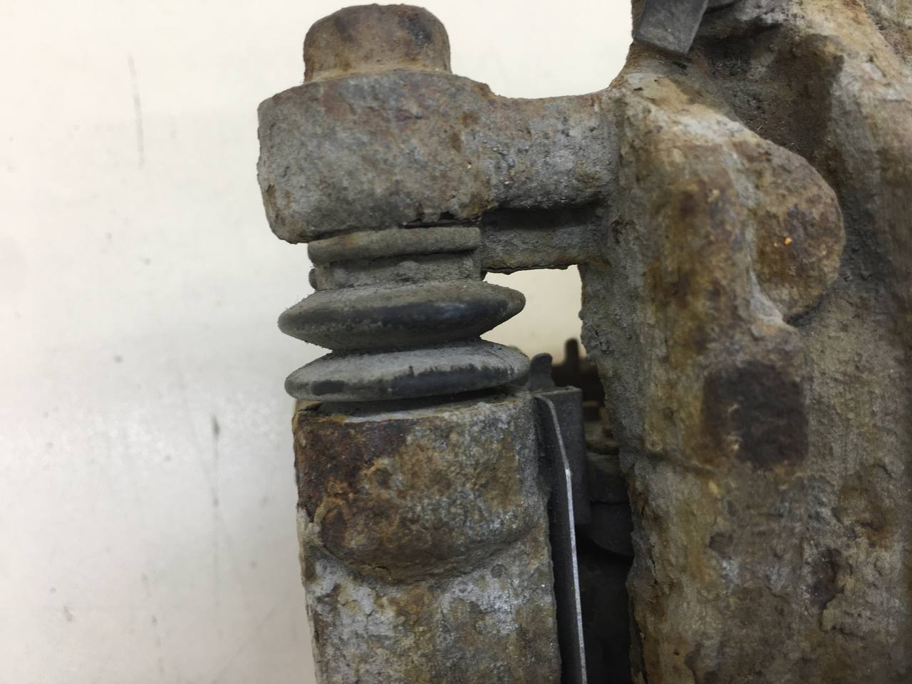 Суппорт задний левый Kia Cerato (TD) 2009-2013