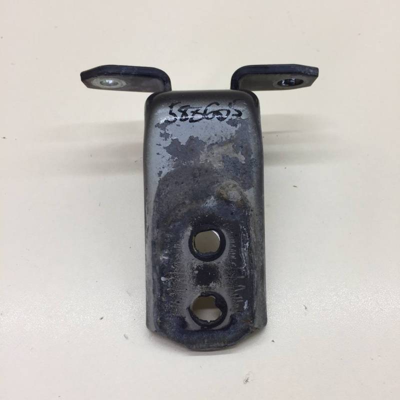 Петля двери передней левой нижняя Suzuki Grand Vitara 2005-2015