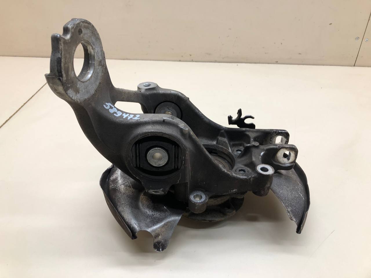 Кулак поворотный задний левый Audi Q5 (8R) 2008-2017